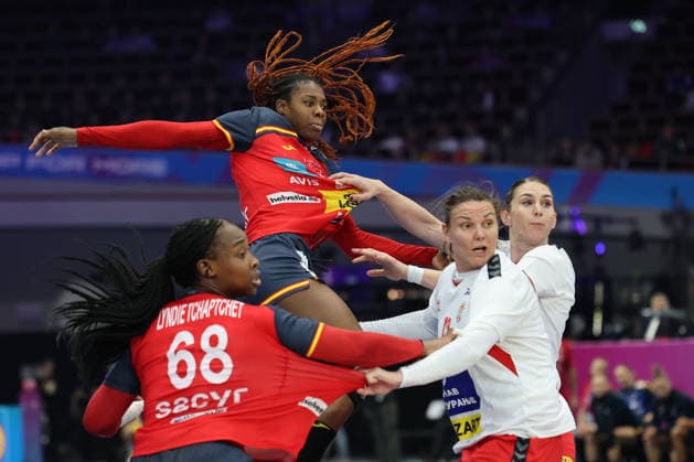 GER, Dortmund, 27th Wommen s World Championship, WM, Weltmeisterschaft 2025, Hauptrunde Main Round, Gruppe II 1. Runde: Spanien (ESP) vs. Serbien (SRB) 02.12.2025, Westfalenhalle, Dortmund, GER, Dortmund, 27th Wommen s World Championship 2025, Hauptrunde Main Round, Gruppe II 1. Runde: Spanien (ESP) vs. Serbien (SRB) , im Bild: Daniela Patricia SO DELGADO-PINTO (ESP 27), wird in der Luft attakiert