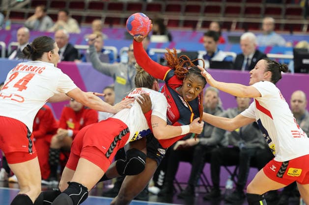GER, Dortmund, 27th Wommen s World Championship, WM, Weltmeisterschaft 2025, Hauptrunde Main Round, Gruppe II 1. Runde: Spanien (ESP) vs. Serbien (SRB) 02.12.2025, Westfalenhalle, Dortmund, GER, Dortmund, 27th Wommen s World Championship 2025, Hauptrunde Main Round, Gruppe II 1. Runde: Spanien (ESP) vs. Serbien (SRB) , im Bild: Daniela Patricia SO DELGADO-PINTO (ESP 27), wird von Anđela Janjušević (SRB 15), Katarina Krpez-Slezak (SRB 3), attakiert