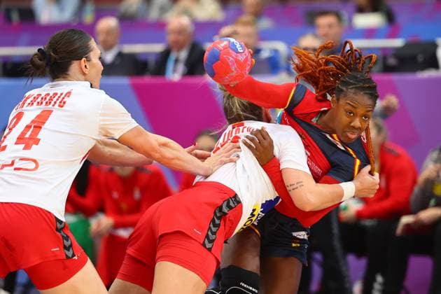 Danila Patricia So Delgado Pinto (Spanien) im Zweikampf mit Andela Janjusevic (Serbien) Spanien vs Serbien, Handball, Frauen-Weltmeisterschaft, 02.12.2025 Spanien vs Serbien, Handball, Frauen-Weltmeisterschaft, 02.12.2025 Dortmund Copyright: xEibner-Pressefotox EP_RWS