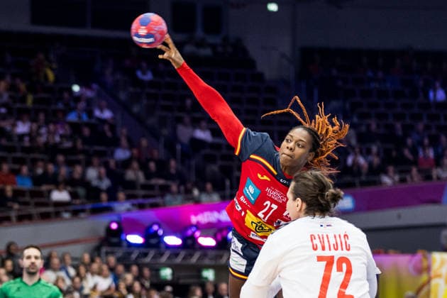 DORTMUND, GERMANY - DECEMBER 2: Daniela Patricia So Delgado-Pinto (Spain, 27) with the ball, trying to score during the 27th IHF Women’s World Handball Championship match between Spain vs. Serbia at Westfalenhalle on matchday 1 of the main round of the 27th IHF Women’s World Handball Championship on December 2, 2025 in Dortmund, Germany. North Rhine Westphalia Germany Copyright: xBEAUTIFULxSPORTS Wunderlx