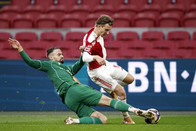 AMSTERDAM - (l-r) Marco Rente of FC Groningen, Mika Godts of Ajax during the Dutch Eredivisie match between AFC Ajax and FC Groningen at the Johan Cruijff ArenA on December 2, 2025, in Amsterdam, Netherlands. ANP Hollandse Hoogte MAURICE VAN STEEN Eredivisie 2025-2026 xVIxANPxSportx xMauricexvanxSteenxIVx 543679139 originalFilename: 543679139.jpg