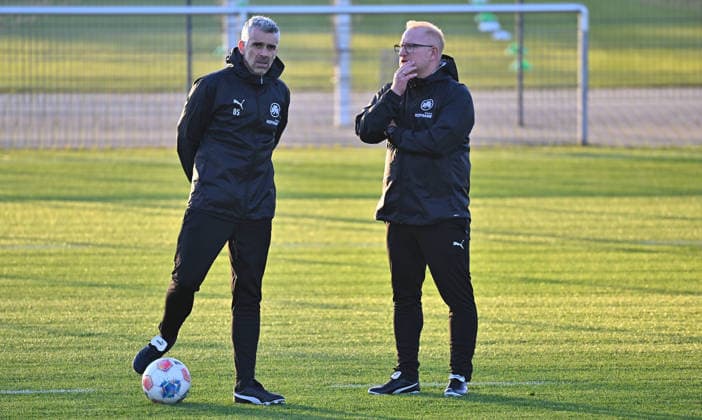 02.12.2025 - Fussball - 2. Bundesliga - Saison 2025 2026 - SpVgg Greuther Fürth Fuerth ( Kleeblatt ) - Training - - xwoxzix - Danny Schwarz (Co-Trainer SpVgg Greuther Fürth ) Heiko Vogel ( Trainer SpVgg Greuther Fürth )