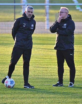 02.12.2025 - Fussball - 2. Bundesliga - Saison 2025 2026 - SpVgg Greuther Fürth Fuerth ( Kleeblatt ) - Training - - xwoxzix - Danny Schwarz (Co-Trainer SpVgg Greuther Fürth ) Heiko Vogel ( Trainer SpVgg Greuther Fürth )