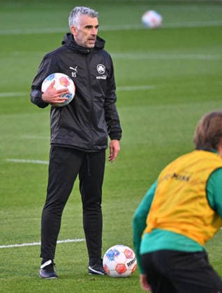 02.12.2025 - Fussball - 2. Bundesliga - Saison 2025 2026 - SpVgg Greuther Fürth Fuerth ( Kleeblatt ) - Training - - xwoxzix - Danny Schwarz (Co-Trainer SpVgg Greuther Fürth )