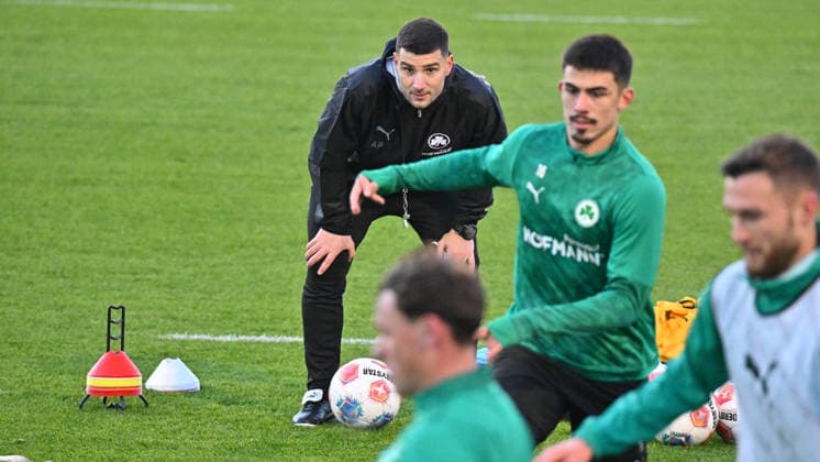 02.12.2025 - Fussball - 2. Bundesliga - Saison 2025 2026 - SpVgg Greuther Fürth Fuerth ( Kleeblatt ) - Training - - xwoxzix - Aleksandro Petrovic ( Co-Trainer SpVgg Greuther Fürth )