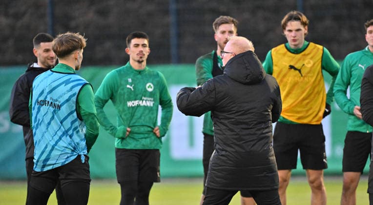 02.12.2025 - Fussball - 2. Bundesliga - Saison 2025 2026 - SpVgg Greuther Fürth Fuerth ( Kleeblatt ) - Training - - xwoxzix - Heiko Vogel ( Trainer SpVgg Greuther Fürth ) spricht zu Mannschaft Team