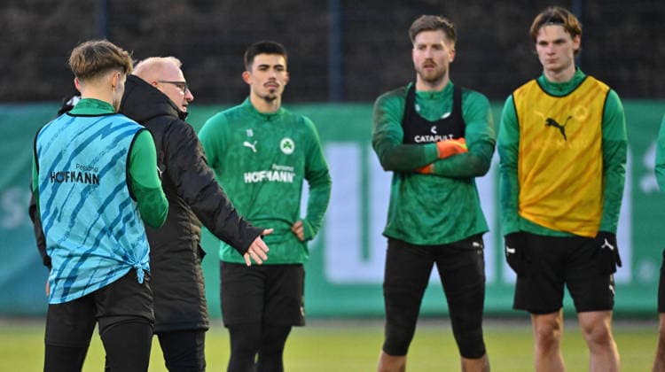 02.12.2025 - Fussball - 2. Bundesliga - Saison 2025 2026 - SpVgg Greuther Fürth Fuerth ( Kleeblatt ) - Training - - xwoxzix - Heiko Vogel ( Trainer SpVgg Greuther Fürth ) spricht zu Mannschaft Team