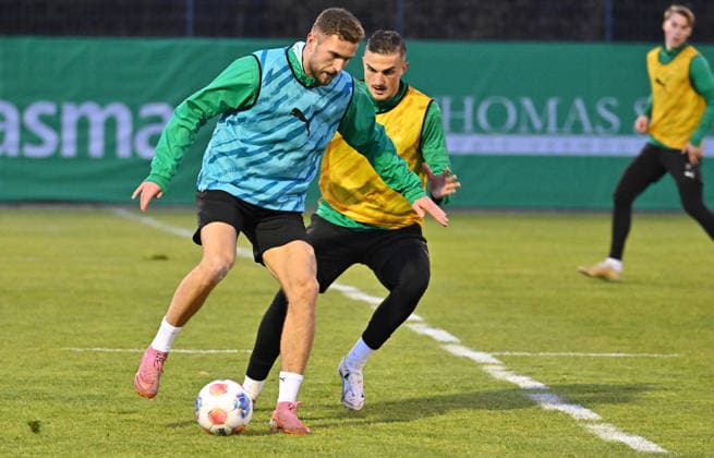 02.12.2025 - Fussball - 2. Bundesliga - Saison 2025 2026 - SpVgg Greuther Fürth Fuerth ( Kleeblatt ) - Training - - xwoxzix - Dennis Srbeny (7, SpVgg Greuther Fürth ) Philipp Ziereis (4, SpVgg Greuther Fürth )