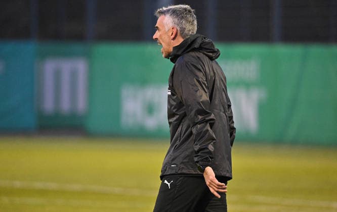 02.12.2025 - Fussball - 2. Bundesliga - Saison 2025 2026 - SpVgg Greuther Fürth Fuerth ( Kleeblatt ) - Training - - xwoxzix - Danny Schwarz (Co-Trainer SpVgg Greuther Fürth )