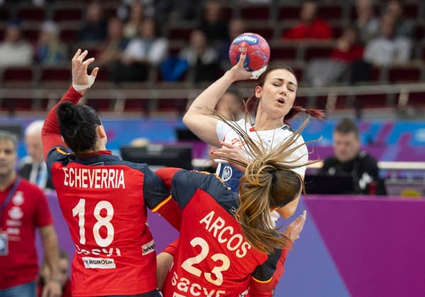 Teodora Velickovic (Serbia, 33) with a throw with the ball. Maitane ECHEVERRIA MARTINEZ (Spain, 18) and Paula ARCOS POVEDA (Spain, 23) try to block 27th IHF Womens Handball World Championship, WM, Weltmeisterschaft WM, Weltmeisterschaft 2025, Spain - Serbia, GER, Dortmund, Westfalenhalle Copyright: HMBxMedia xMarcoxBader