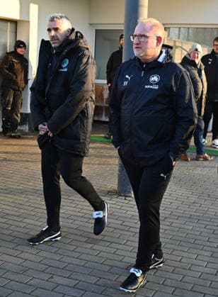 02.12.2025 - Fussball - 2. Bundesliga - Saison 2025 2026 - SpVgg Greuther Fürth Fuerth ( Kleeblatt ) - Training - - xwoxzix - Danny Schwarz (Co-Trainer SpVgg Greuther Fürth ) Heiko Vogel ( Trainer SpVgg Greuther Fürth )
