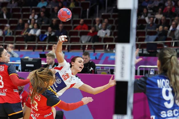 GER, Dortmund, 27th Wommen s World Championship, WM, Weltmeisterschaft 2025, Hauptrunde Main Round, Gruppe II 1. Runde: Spanien (ESP) vs. Serbien (SRB) 02.12.2025, Westfalenhalle, Dortmund, GER, Dortmund, 27th Wommen s World Championship 2025, Hauptrunde Main Round, Gruppe II 1. Runde: Spanien (ESP) vs. Serbien (SRB) , im Bild: Teodora Velickovic (SRB 33), im Zweikampf gegen Paula ARCOS POVEDA (ESP 23),