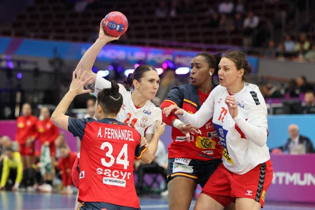 GER, Dortmund, 27th Wommen s World Championship, WM, Weltmeisterschaft 2025, Hauptrunde Main Round, Gruppe II 1. Runde: Spanien (ESP) vs. Serbien (SRB) 02.12.2025, Westfalenhalle, Dortmund, GER, Dortmund, 27th Wommen s World Championship 2025, Hauptrunde Main Round, Gruppe II 1. Runde: Spanien (ESP) vs. Serbien (SRB) , im Bild: Jovana Skrobić (SRB 24), im Zweikampf gegen Alicia FERNANDEZ FRAGA (ESP 34),