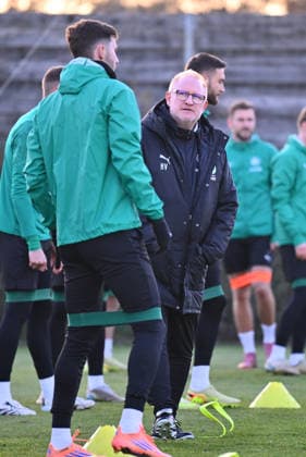 02.12.2025 - Fussball - 2. Bundesliga - Saison 2025 2026 - SpVgg Greuther Fürth Fuerth ( Kleeblatt ) - Training - - xwoxzix - Heiko Vogel ( Trainer SpVgg Greuther Fürth ) bei Branimir Hrgota (10, SpVgg Greuther Fürth )