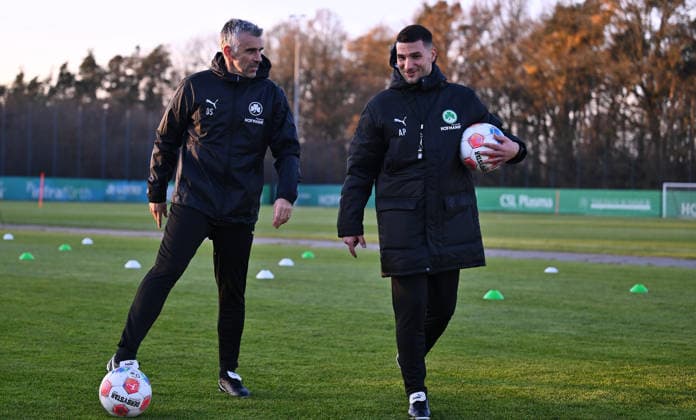 02.12.2025 - Fussball - 2. Bundesliga - Saison 2025 2026 - SpVgg Greuther Fürth Fuerth ( Kleeblatt ) - Training - - xwoxzix - Danny Schwarz (Co-Trainer SpVgg Greuther Fürth ) Aleksandro Petrovic ( Co-Trainer SpVgg Greuther Fürth )