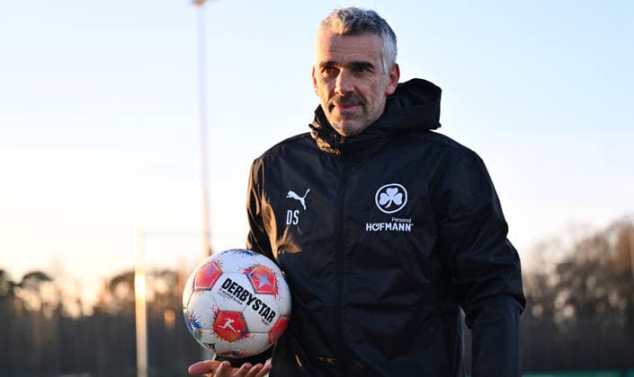 02.12.2025 - Fussball - 2. Bundesliga - Saison 2025 2026 - SpVgg Greuther Fürth Fuerth ( Kleeblatt ) - Training - - xwoxzix - Danny Schwarz (Co-Trainer SpVgg Greuther Fürth )