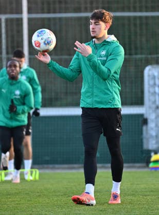 02.12.2025 - Fussball - 2. Bundesliga - Saison 2025 2026 - SpVgg Greuther Fürth Fuerth ( Kleeblatt ) - Training - - xwoxzix - Reno Münz Muenz (5, SpVgg Greuther Fürth )