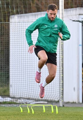 02.12.2025 - Fussball - 2. Bundesliga - Saison 2025 2026 - SpVgg Greuther Fürth Fuerth ( Kleeblatt ) - Training - - xwoxzix - Dennis Srbeny (7, SpVgg Greuther Fürth )