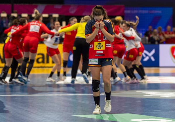 Jennifer Maria GUTIERREZ BERMEJO (Spain, 17) is severely disappointed. In the background, the Serbian Player celebrate the victory 27th IHF Womens Handball World Championship, WM, Weltmeisterschaft WM, Weltmeisterschaft 2025, Spain - Serbia, GER, Dortmund, Westfalenhalle Copyright: HMBxMedia xMarcoxBader
