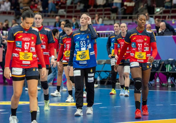 Disappointed Spanish players after the game. Here: Nicole Alejandra MORALES CLAURE (Spain, 93) and Patricia SO DELGADO-PINTO Danila (Spain, 27) 27th IHF Womens Handball World Championship, WM, Weltmeisterschaft WM, Weltmeisterschaft 2025, Spain - Serbia, GER, Dortmund, Westfalenhalle Copyright: HMBxMedia xMarcoxBader