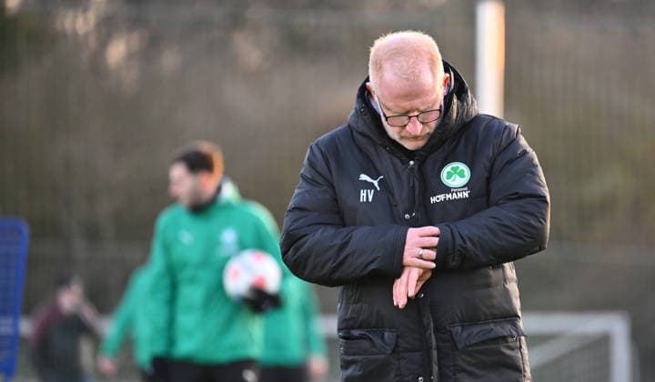 02.12.2025 - Fussball - 2. Bundesliga - Saison 2025 2026 - SpVgg Greuther Fürth Fuerth ( Kleeblatt ) - Training - - xwoxzix - Heiko Vogel ( Trainer SpVgg Greuther Fürth ) blickt auf Uhr