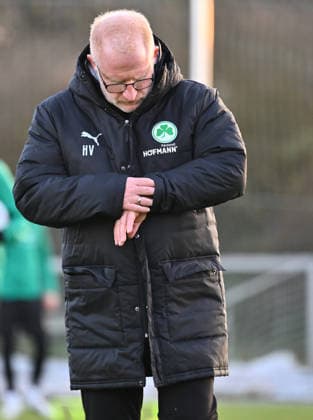 02.12.2025 - Fussball - 2. Bundesliga - Saison 2025 2026 - SpVgg Greuther Fürth Fuerth ( Kleeblatt ) - Training - - xwoxzix - Heiko Vogel ( Trainer SpVgg Greuther Fürth ) blickt auf Uhr