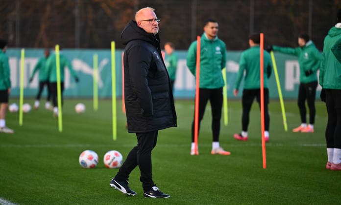02.12.2025 - Fussball - 2. Bundesliga - Saison 2025 2026 - SpVgg Greuther Fürth Fuerth ( Kleeblatt ) - Training - - xwoxzix - Heiko Vogel ( Trainer SpVgg Greuther Fürth )