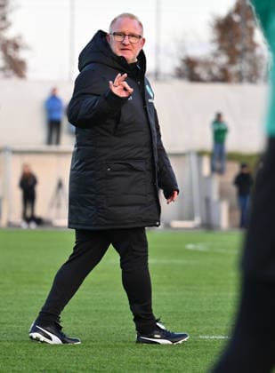 02.12.2025 - Fussball - 2. Bundesliga - Saison 2025 2026 - SpVgg Greuther Fürth Fuerth ( Kleeblatt ) - Training - - xwoxzix - Heiko Vogel ( Trainer SpVgg Greuther Fürth ) gibt Zeichen