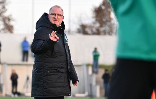 02.12.2025 - Fussball - 2. Bundesliga - Saison 2025 2026 - SpVgg Greuther Fürth Fuerth ( Kleeblatt ) - Training - - xwoxzix - Heiko Vogel ( Trainer SpVgg Greuther Fürth ) gibt Zeichen