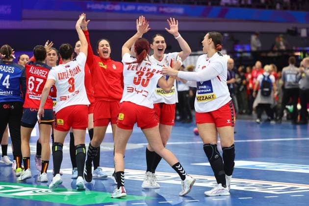 Serbische Spielerinnen feiern den Sieg gegen Spanien Spanien vs Serbien, Handball, Frauen-Weltmeisterschaft, 02.12.2025 Spanien vs Serbien, Handball, Frauen-Weltmeisterschaft, 02.12.2025 Dortmund Copyright: xEibner-Pressefotox EP_RWS
