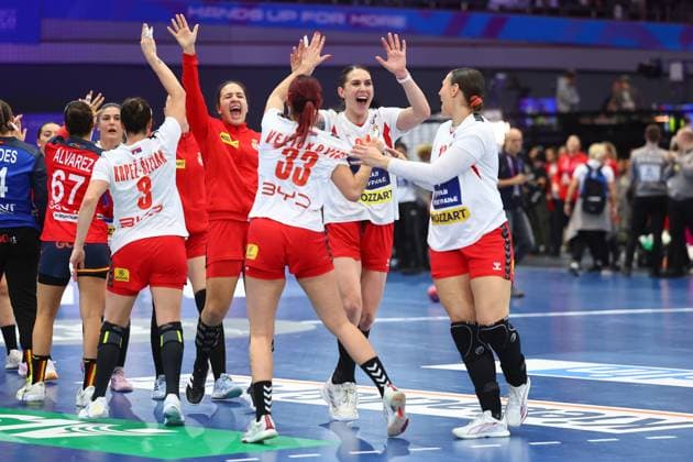 Serbische Spielerinnen feiern den Sieg gegen Spanien Spanien vs Serbien, Handball, Frauen-Weltmeisterschaft, 02.12.2025 Spanien vs Serbien, Handball, Frauen-Weltmeisterschaft, 02.12.2025 Dortmund Copyright: xEibner-Pressefotox EP_RWS