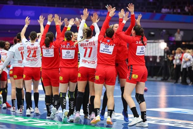Serbische Spielerinnen feiern den Sieg gegen Spanien Spanien vs Serbien, Handball, Frauen-Weltmeisterschaft, 02.12.2025 Spanien vs Serbien, Handball, Frauen-Weltmeisterschaft, 02.12.2025 Dortmund Copyright: xEibner-Pressefotox EP_RWS