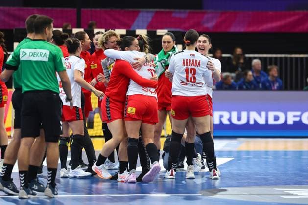 Serbische Spielerinnen feiern den Sieg gegen Spanien Spanien vs Serbien, Handball, Frauen-Weltmeisterschaft, 02.12.2025 Spanien vs Serbien, Handball, Frauen-Weltmeisterschaft, 02.12.2025 Dortmund Copyright: xEibner-Pressefotox EP_RWS