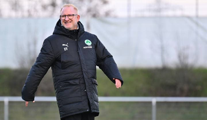 02.12.2025 - Fussball - 2. Bundesliga - Saison 2025 2026 - SpVgg Greuther Fürth Fuerth ( Kleeblatt ) - Training - - xwoxzix - Heiko Vogel ( Trainer SpVgg Greuther Fürth ) happy