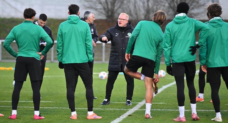 02.12.2025 - Fussball - 2. Bundesliga - Saison 2025 2026 - SpVgg Greuther Fürth Fuerth ( Kleeblatt ) - Training - - xwoxzix - Heiko Vogel ( Trainer SpVgg Greuther Fürth ) spricht zu Mannschaft Team