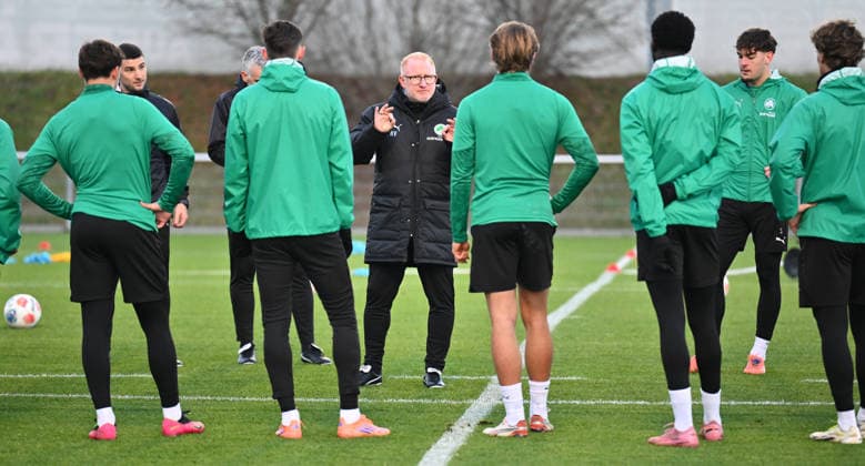 02.12.2025 - Fussball - 2. Bundesliga - Saison 2025 2026 - SpVgg Greuther Fürth Fuerth ( Kleeblatt ) - Training - - xwoxzix - Heiko Vogel ( Trainer SpVgg Greuther Fürth ) spricht zu Mannschaft Team