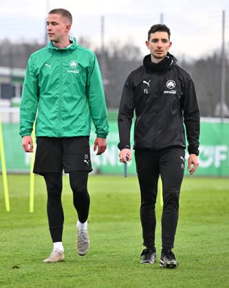02.12.2025 - Fussball - 2. Bundesliga - Saison 2025 2026 - SpVgg Greuther Fürth Fuerth ( Kleeblatt ) - Training - - xwoxzix - Brynjar Ingi Bjarnason (25, SpVgg Greuther Fürth ) Michael Schleinkofer (Athletik-Trainer SpVgg Greuther Fürth )