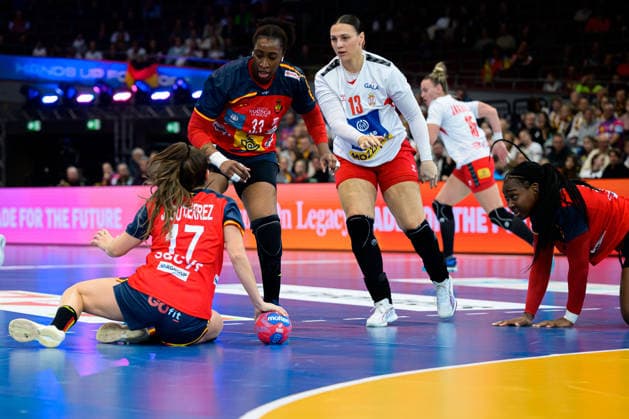 Handball, Frauen WM, Hauptrunde Gruppe 2: Spanien - Serbien Jennifer Gutierrez Bermejo (Spanien), Kaba Gassama (Spanien) Dortmund Westfalenhalle Nordrhein-Westfalen Deutschland