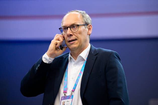 Handball, Frauen WM, Hauptrunde Gruppe 2: Spanien - Serbien Vorstandsvorsitzender DHB Mark Schober am Telefon Dortmund Westfalenhalle Nordrhein-Westfalen Deutschland