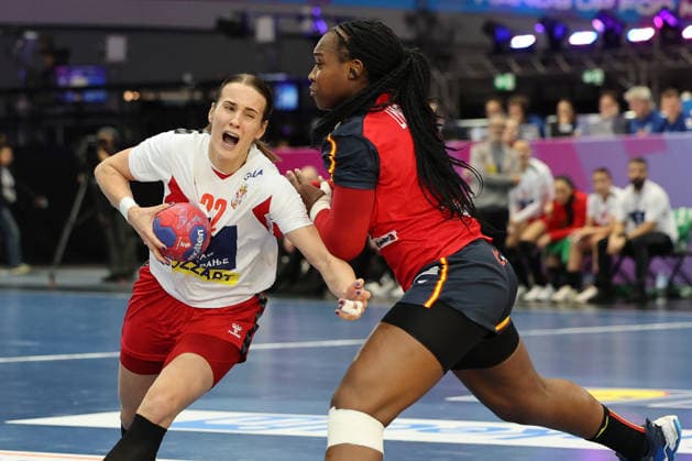GER, Dortmund, 27th Wommen s World Championship, WM, Weltmeisterschaft 2025, Hauptrunde Main Round, Gruppe II 1. Runde: Spanien (ESP) vs. Serbien (SRB) 02.12.2025, Westfalenhalle, Dortmund, GER, Dortmund, 27th Wommen s World Championship 2025, Hauptrunde Main Round, Gruppe II 1. Runde: Spanien (ESP) vs. Serbien (SRB) , im Bild: Jovana Jovović (SRB 22), im Zweikampf gegen Lyndie TCHAPTCHET DEFO (ESP 68),