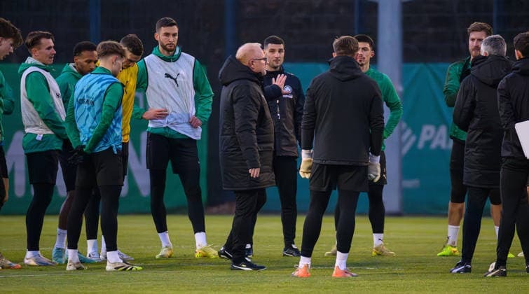 02.12.2025 - Fussball - 2. Bundesliga - Saison 2025 2026 - SpVgg Greuther Fürth Fuerth ( Kleeblatt ) - Training - - xwoxzix - Heiko Vogel ( Trainer SpVgg Greuther Fürth ) spricht zu Mannschaft Team
