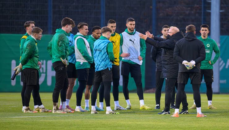 02.12.2025 - Fussball - 2. Bundesliga - Saison 2025 2026 - SpVgg Greuther Fürth Fuerth ( Kleeblatt ) - Training - - xwoxzix - Heiko Vogel ( Trainer SpVgg Greuther Fürth ) spricht zu Mannschaft Team