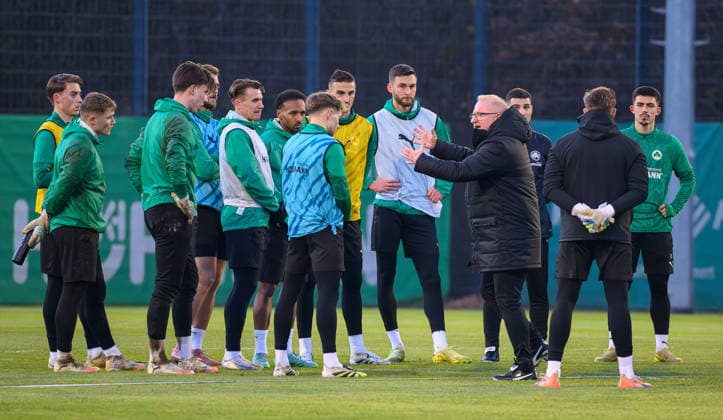 02.12.2025 - Fussball - 2. Bundesliga - Saison 2025 2026 - SpVgg Greuther Fürth Fuerth ( Kleeblatt ) - Training - - xwoxzix - Heiko Vogel ( Trainer SpVgg Greuther Fürth ) spricht zu Mannschaft Team