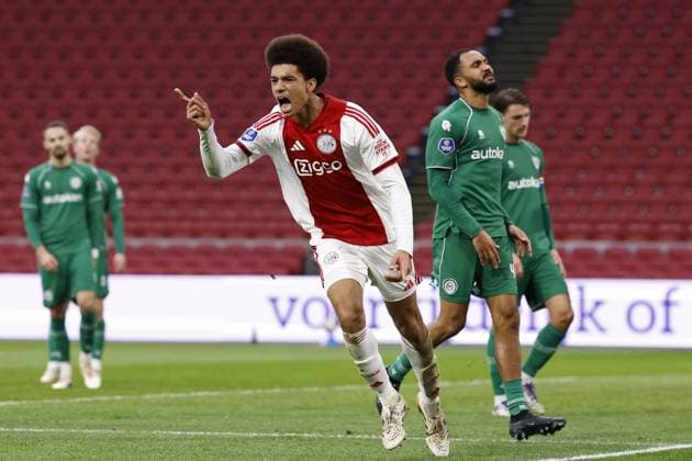 AMSTERDAM - (l-r) Aaron Bouwman of Ajax celebrates the 2-0, Marvin Peersman of FC Groningen during the Dutch Eredivisie match between AFC Ajax and FC Groningen at the Johan Cruijff ArenA on December 2, 2025 in Amsterdam, Netherlands. ANP Hollandse Hoogte MAURICE VAN STEEN Eredivisie 2025-2026 xVIxANPxSportx xMauricexvanxSteenxIVx 543682455 originalFilename: 543682455.jpg
