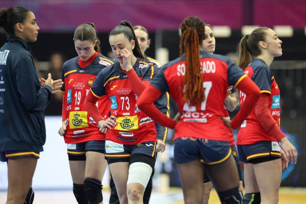 GER, Dortmund, 27th Wommen s World Championship, WM, Weltmeisterschaft 2025, Hauptrunde Main Round, Gruppe II 1. Runde: Spanien (ESP) vs. Serbien (SRB) 02.12.2025, Westfalenhalle, Dortmund, GER, Dortmund, 27th Wommen s World Championship 2025, Hauptrunde Main Round, Gruppe II 1. Runde: Spanien (ESP) vs. Serbien (SRB) , im Bild: die Spanierinnen sind traurig, dass sie verloren haben Ester SOMAZA BOSCH (ESP 19), Maddi BENGOETXEA ERRIONDO (ESP 73), Daniela Patricia SO DELGADO-PINTO (ESP 27),