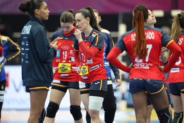 GER, Dortmund, 27th Wommen s World Championship, WM, Weltmeisterschaft 2025, Hauptrunde Main Round, Gruppe II 1. Runde: Spanien (ESP) vs. Serbien (SRB) 02.12.2025, Westfalenhalle, Dortmund, GER, Dortmund, 27th Wommen s World Championship 2025, Hauptrunde Main Round, Gruppe II 1. Runde: Spanien (ESP) vs. Serbien (SRB) , im Bild: die Spanierinnen sind traurig, dass sie verloren haben Ester SOMAZA BOSCH (ESP 19), Maddi BENGOETXEA ERRIONDO (ESP 73), Daniela Patricia SO DELGADO-PINTO (ESP 27),