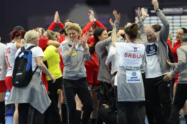 GER, Dortmund, 27th Wommen s World Championship, WM, Weltmeisterschaft 2025, Hauptrunde Main Round, Gruppe II 1. Runde: Spanien (ESP) vs. Serbien (SRB) 02.12.2025, Westfalenhalle, Dortmund, GER, Dortmund, 27th Wommen s World Championship 2025, Hauptrunde Main Round, Gruppe II 1. Runde: Spanien (ESP) vs. Serbien (SRB) , im Bild: die Serbierinnen freuen sich ueber den Sieg Katarina Krpez-Slezak (SRB 3), Jovana Skrobić (SRB 24),