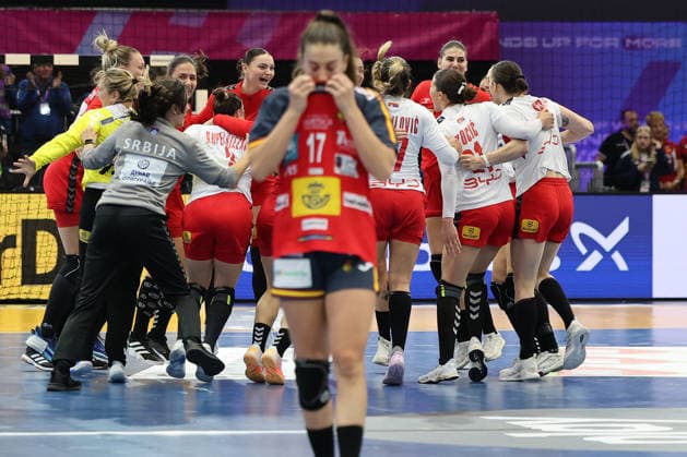 GER, Dortmund, 27th Wommen s World Championship, WM, Weltmeisterschaft 2025, Hauptrunde Main Round, Gruppe II 1. Runde: Spanien (ESP) vs. Serbien (SRB) 02.12.2025, Westfalenhalle, Dortmund, GER, Dortmund, 27th Wommen s World Championship 2025, Hauptrunde Main Round, Gruppe II 1. Runde: Spanien (ESP) vs. Serbien (SRB) , im Bild: die Serbierinnen feiern den Sieg