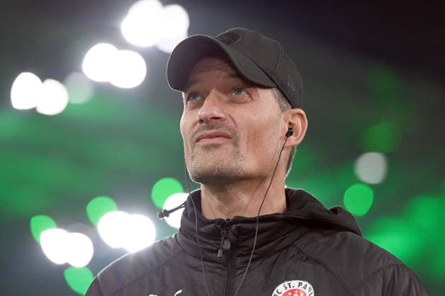Trainer Alexander BLESSIN (Pauli) Fussball, DFB Pokal, Achtelfinale, Round of 16, Borussia Moenchengladbach (MG) - FC St. Pauli (Pauli) am 02.12.2025 im Borussiapark Moenchengladbach Deutschland. DFL regulations prohibit any use of photographs as image sequences and or quasi-video Â