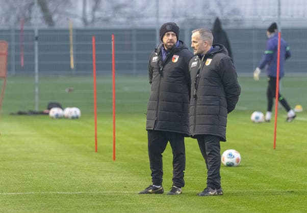 Manuel Baum (Trainer FC Augsburg) im Gespräch mit Alexander Frankenberger (Cheftrainer NLZ FC Augsburg); FC Augsburg, Erstes Training unter Manuel Baum,